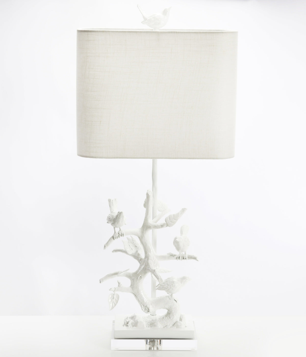 Vogel auf Abzweigtischlampe