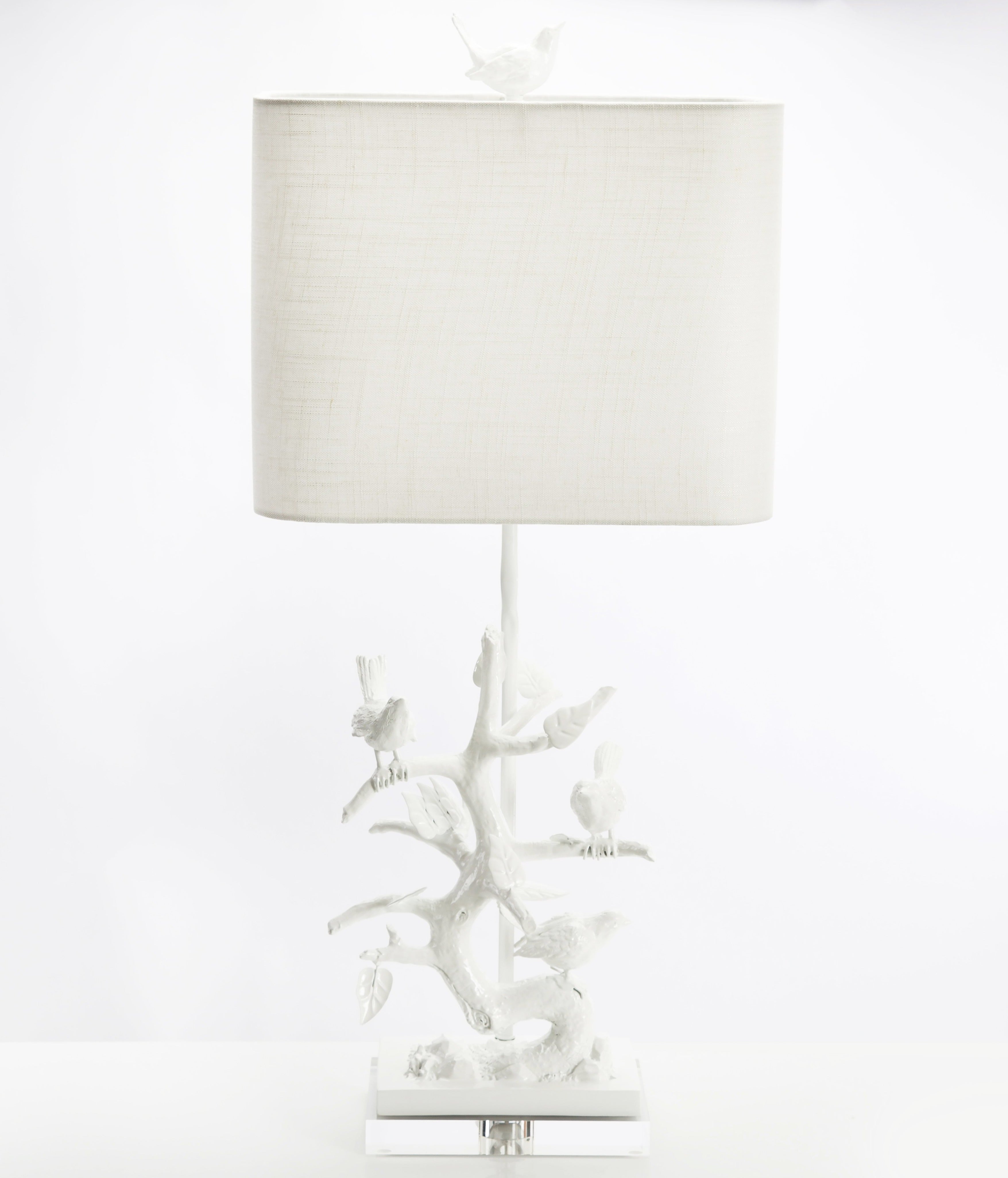 Vogel auf Abzweigtischlampe