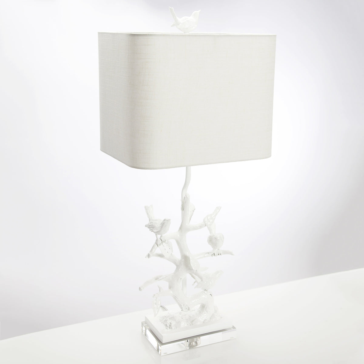 Vogel auf Abzweigtischlampe