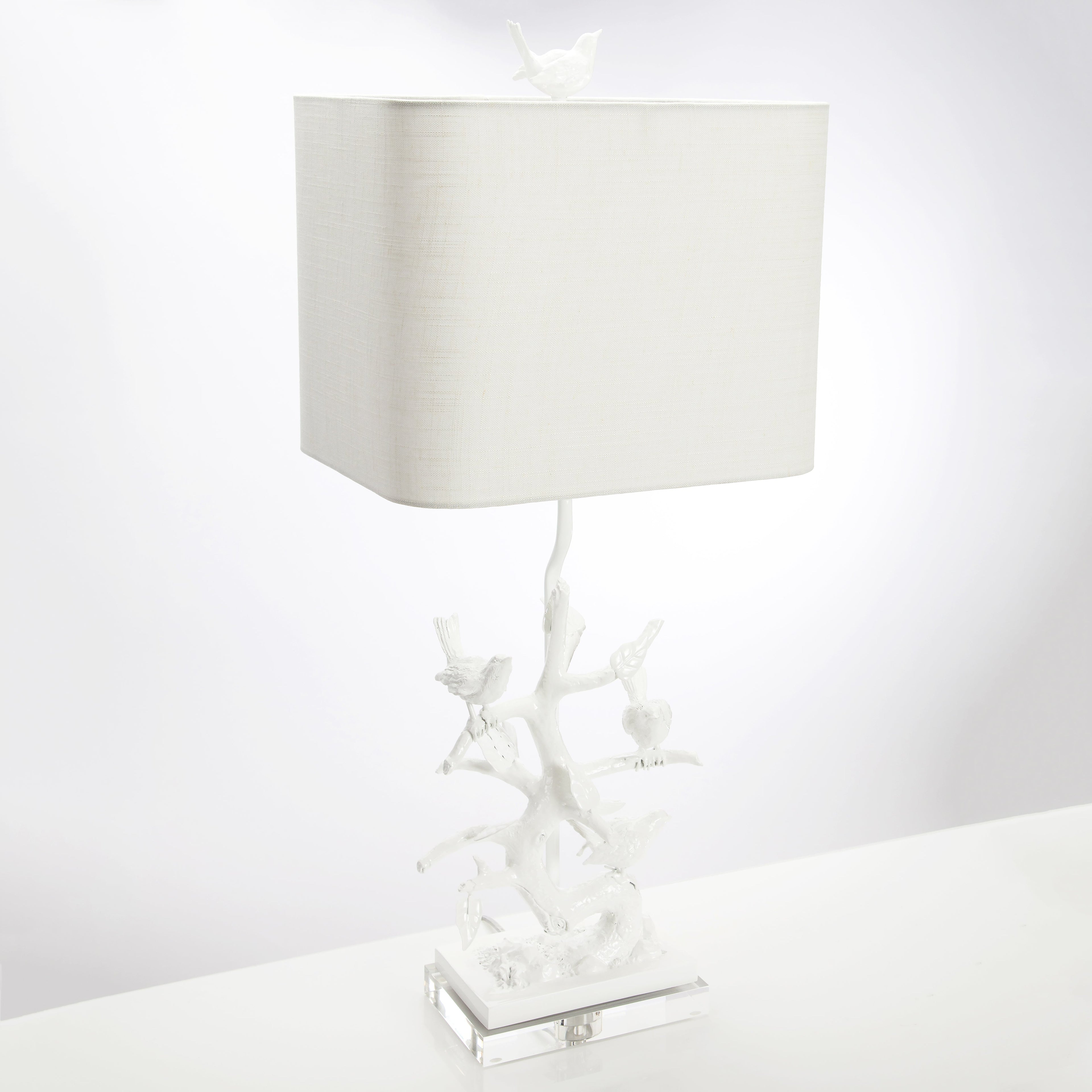 Vogel auf Abzweigtischlampe