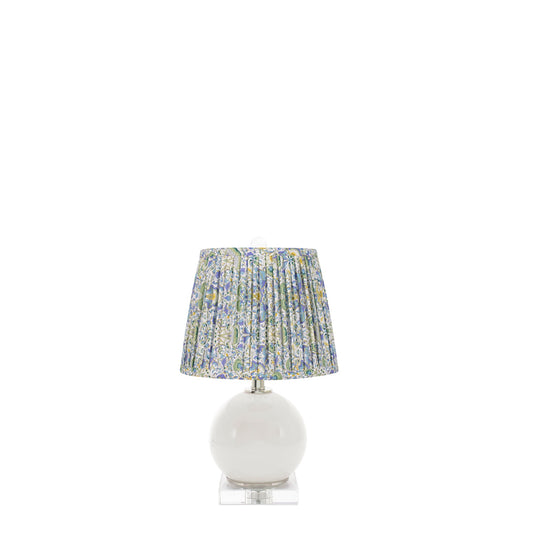 Milchig Weiße Delia Accent Lampe - mit Hand Pleated Floral Shade